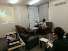 今年もプロジェクターを使用して