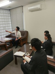 熱心に耳を傾けてます